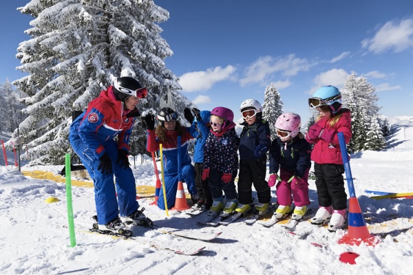 Ski Zwergerl beim Gruppenkurs im Kinderland direkt an der Bergstation der Alpendorf Gondelbahn