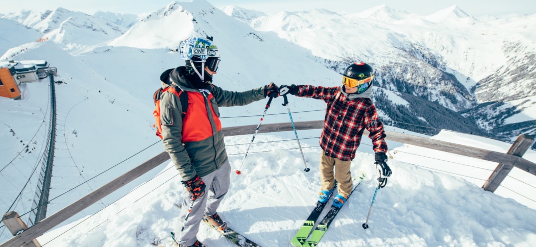 Skifahrer auf dem Gipfel 