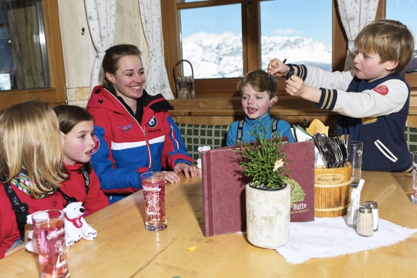 Lunch and supervision during the ski day in Ski amadé