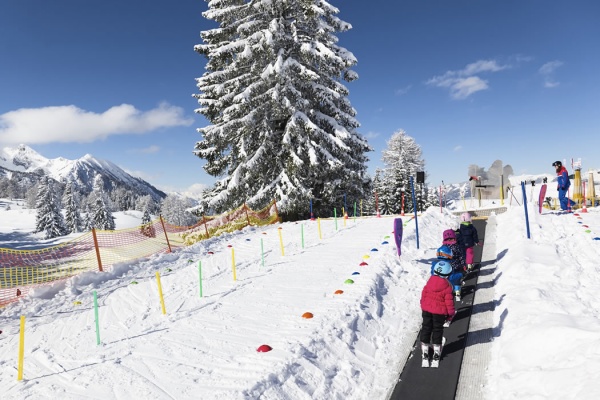 Skifahren lernen im Kinderland | Die Auffahrt erfolgt über den Zauberteppich